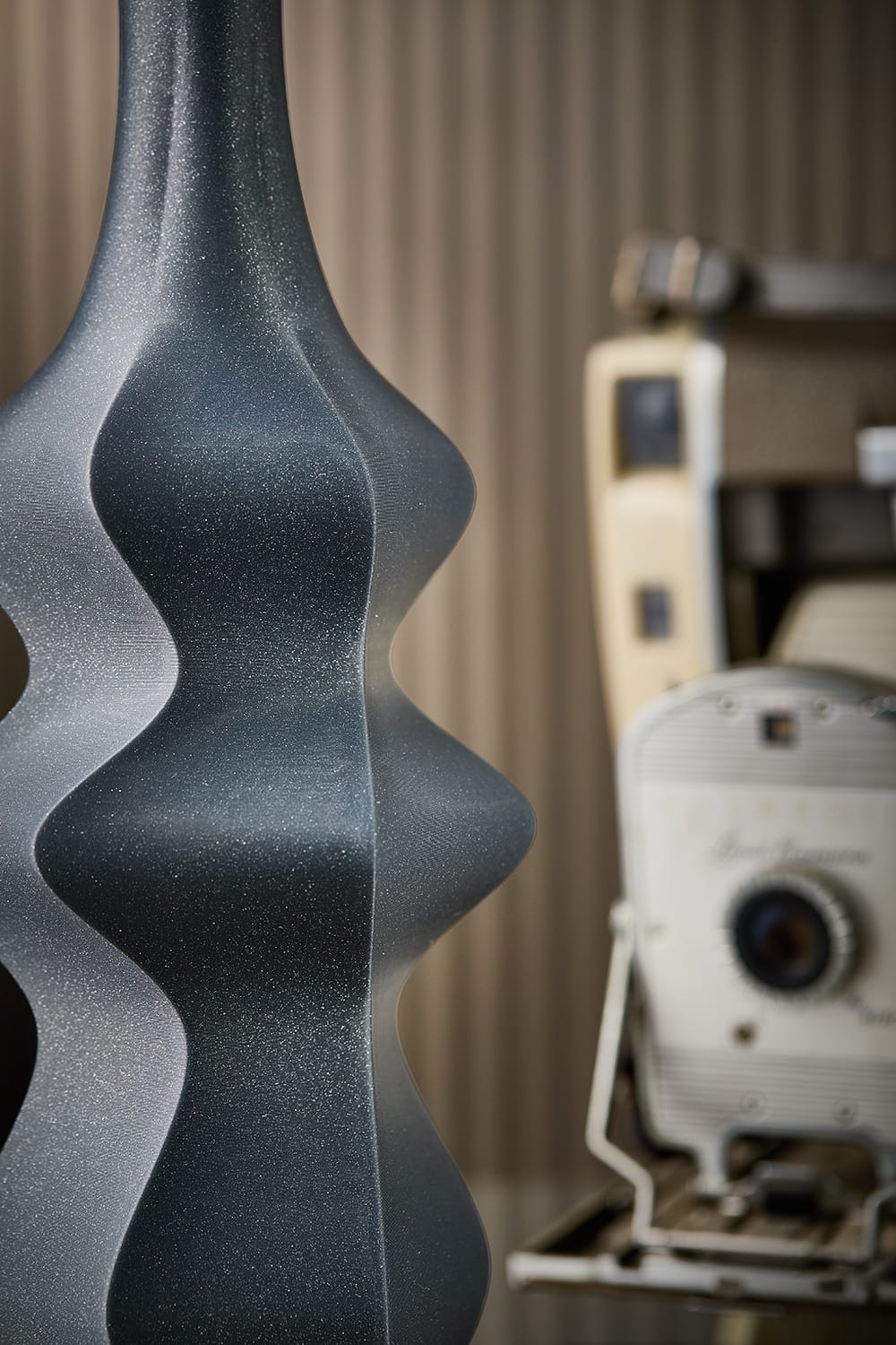 Close-up of the Sinthia vase's wavy silhouette in grey
